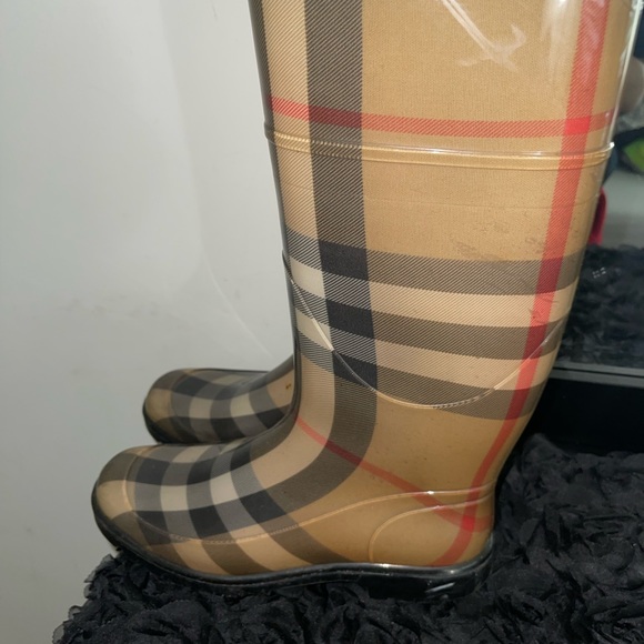 Authentic Burberry rain boots - Picture 4 of 8